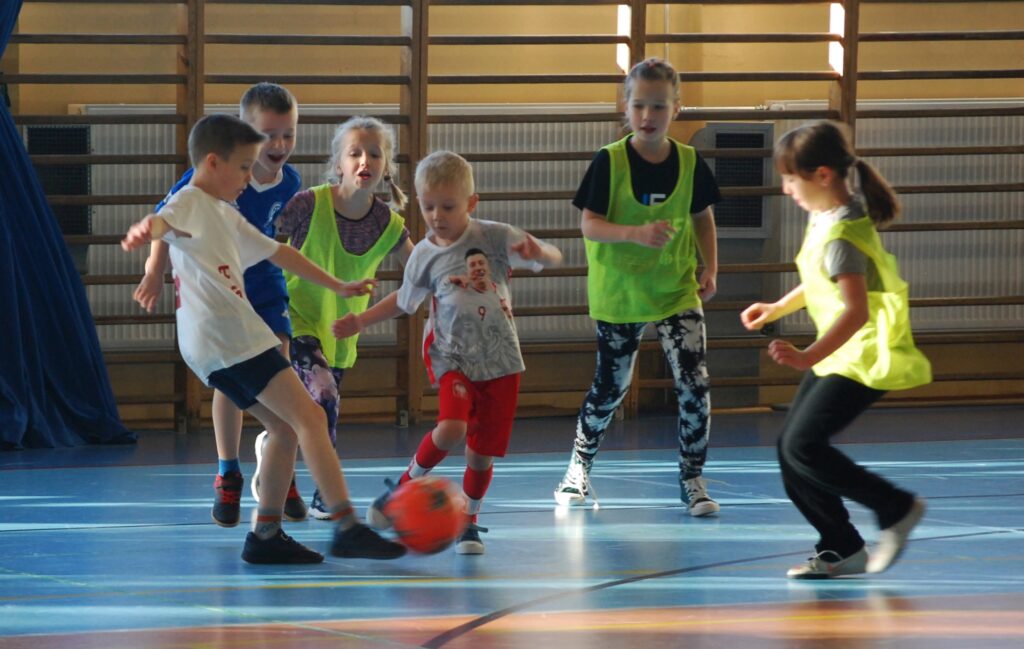 Dzieci grające w piłkę nożną halową